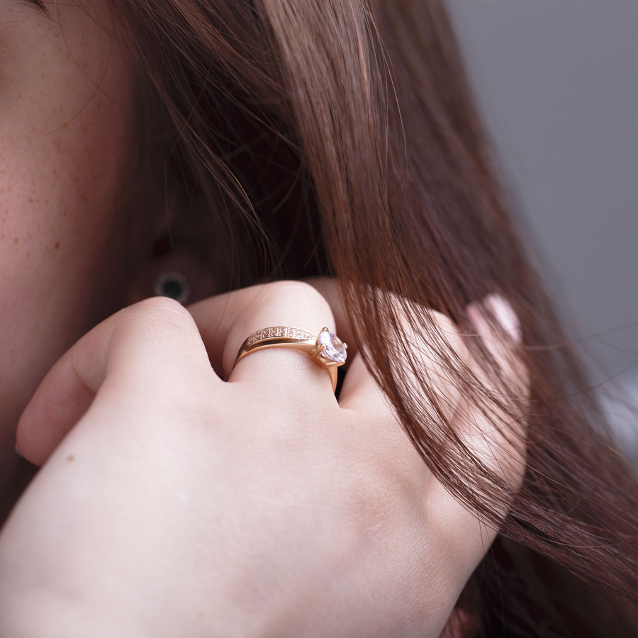 Золотое помолвочное кольцо с фианитами К1695