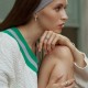 Каблучка з доріжкою каменів в білому золоті к08276