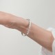 Жесткий браслет "Clara" в белом золоте б05606