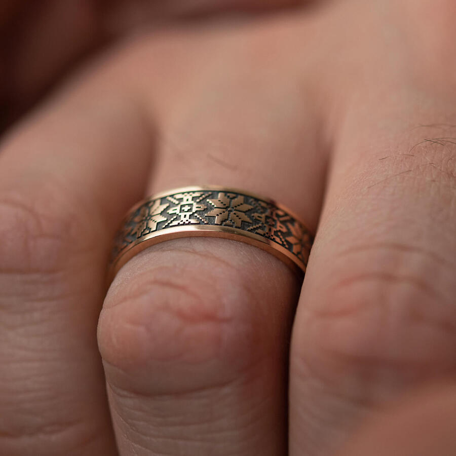 Золотое обручальное кольцо "Вышиванка" с чернением 28642400