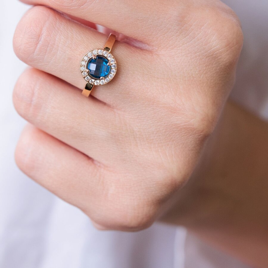 Золотое кольцо с голубым и белыми фианитами к06840