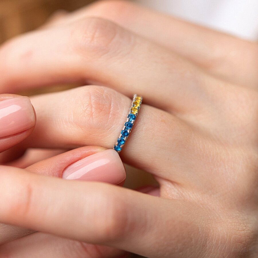 Серебряное кольцо с дорожкой голубых и желтых камней 8152