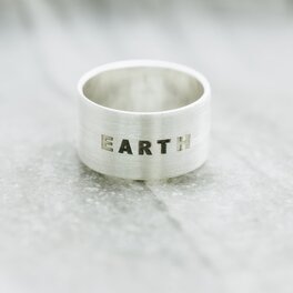 Серебряное кольцо с гравировкой "Earth" 112143earth