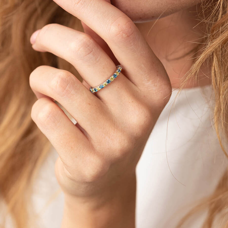 Серебряное кольцо с дорожкой голубых и желтых камней 8151