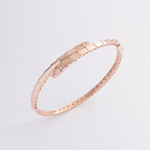 Жорсткий браслет "Змія" у червоному золоті (фіаніти) б05621