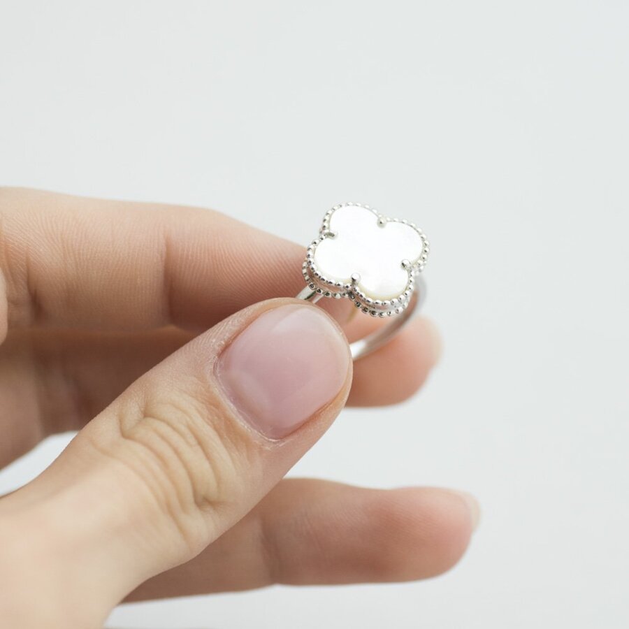 Серебряное кольцо "Клевер" с перламутром 111626