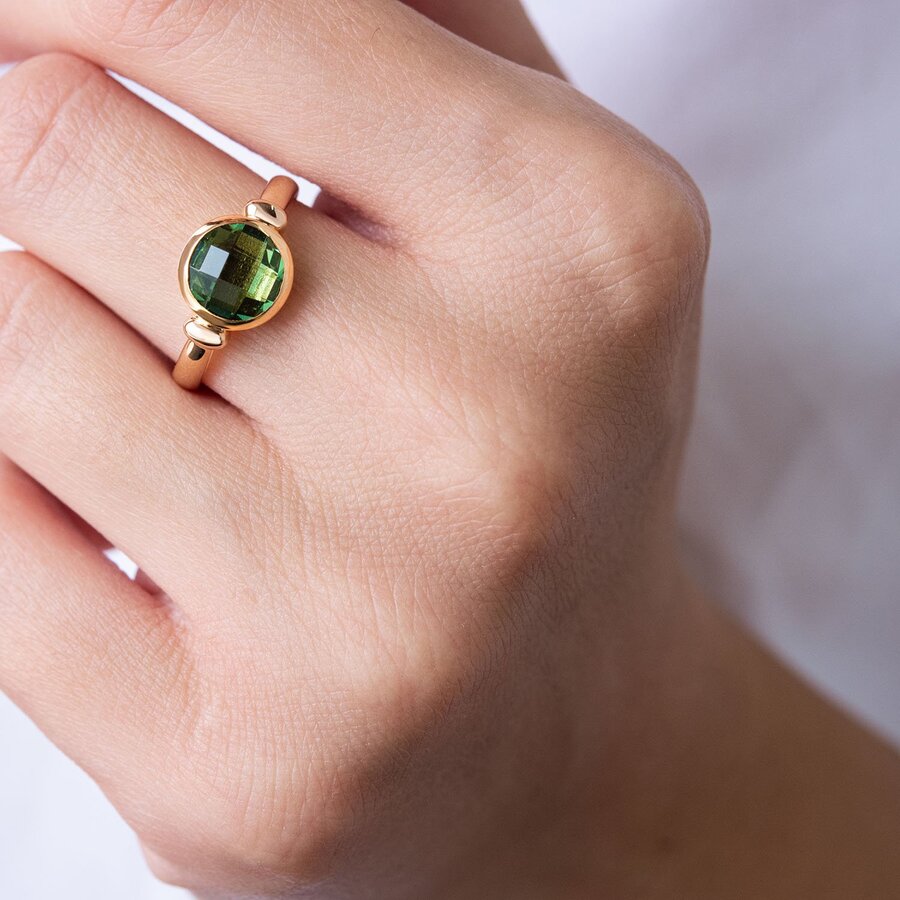 Золотое кольцо с зелеными фианитами к06758
