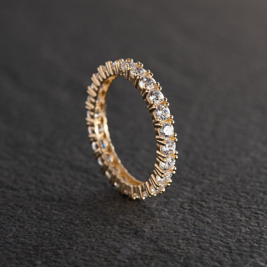 Кольцо с дорожкой камней в желтом золоте к07201
