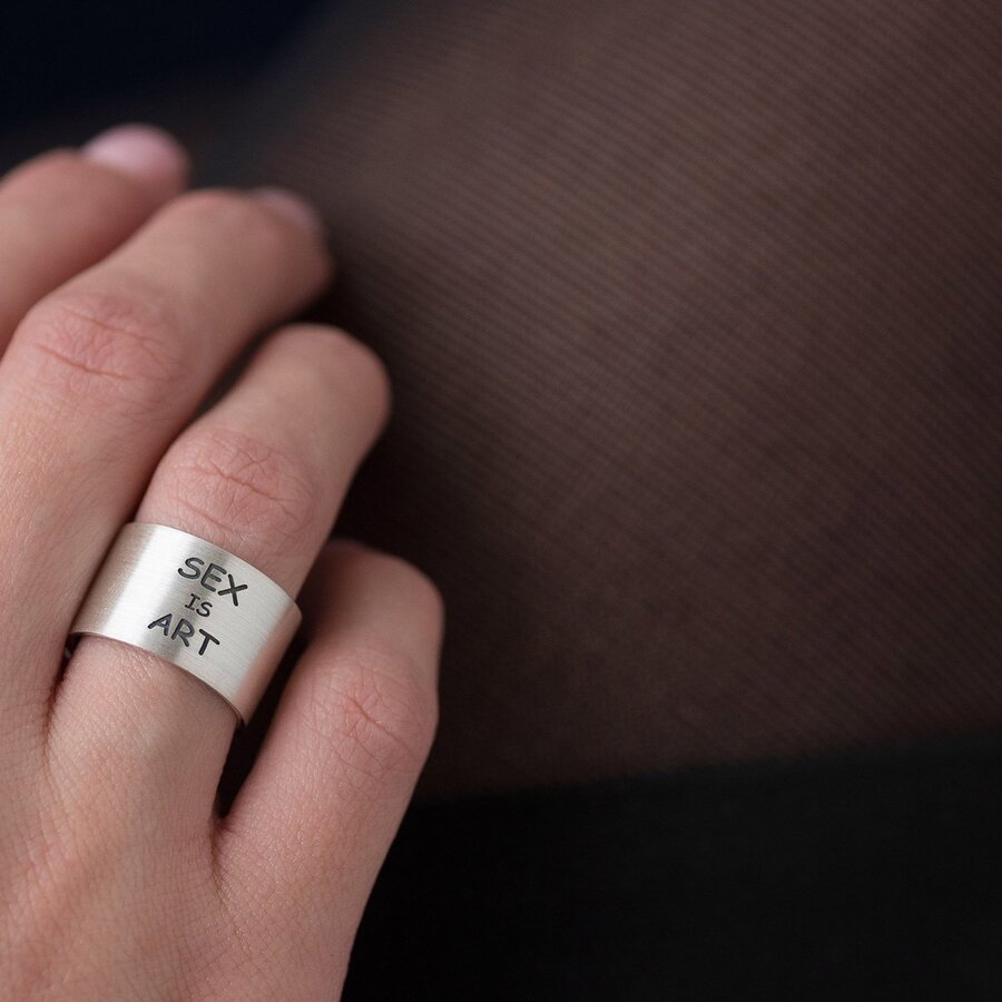 Серебряное кольцо с гравировкой "Sex is art" 112143арт