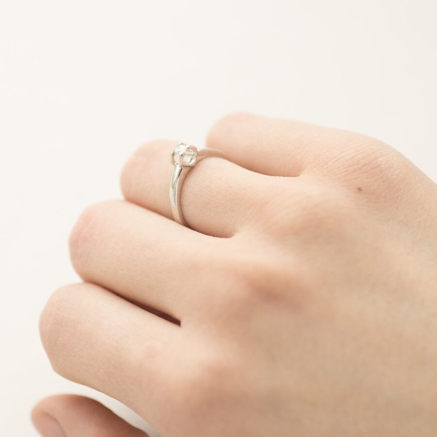 Золотое помолвочное кольцо с фианитом к06172