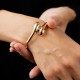 Жорсткий браслет "Miriam" у жовтому золоті б05767