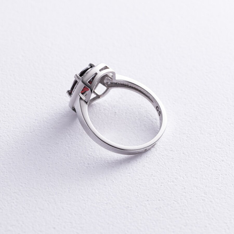 Серебряное кольцо с пиропом и фианитами GS-01-060-4110