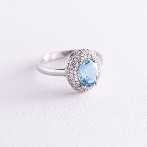 Золотое кольцо с голубым топазом и фианитами к04662
