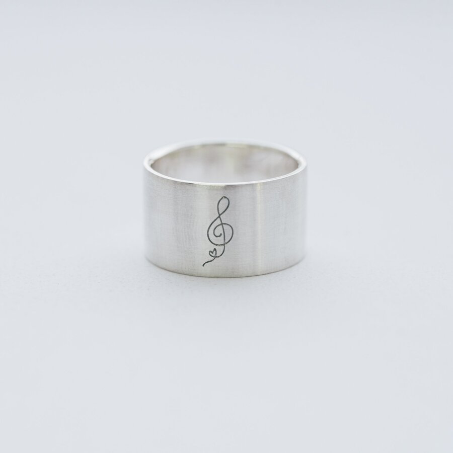 Серебряное кольцо с гравировкой "Скрипичный ключ" 112143с