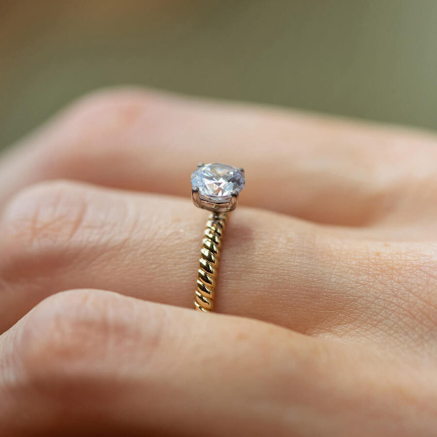 Помолвочное золотое кольцо с фианитом к07640