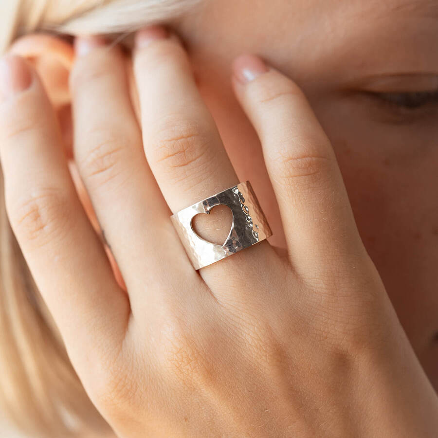 Широкое кольцо "Мама" в серебре 112206м