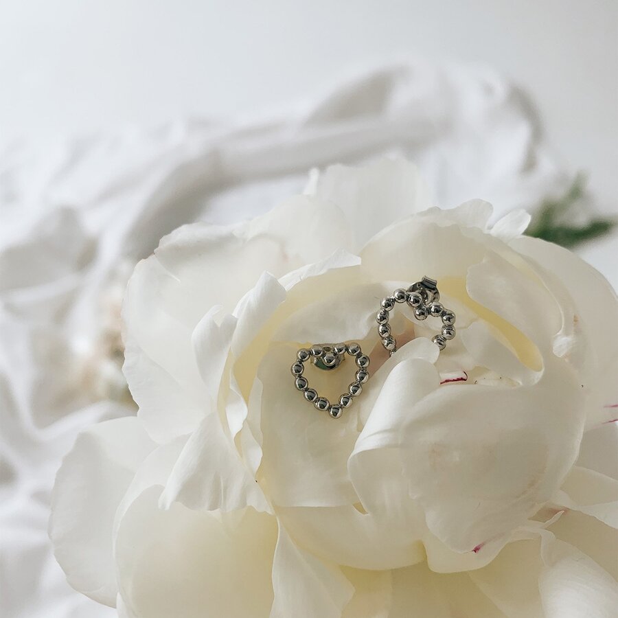 Сережки-пусети "Закохані серця" в білому золоті с06897