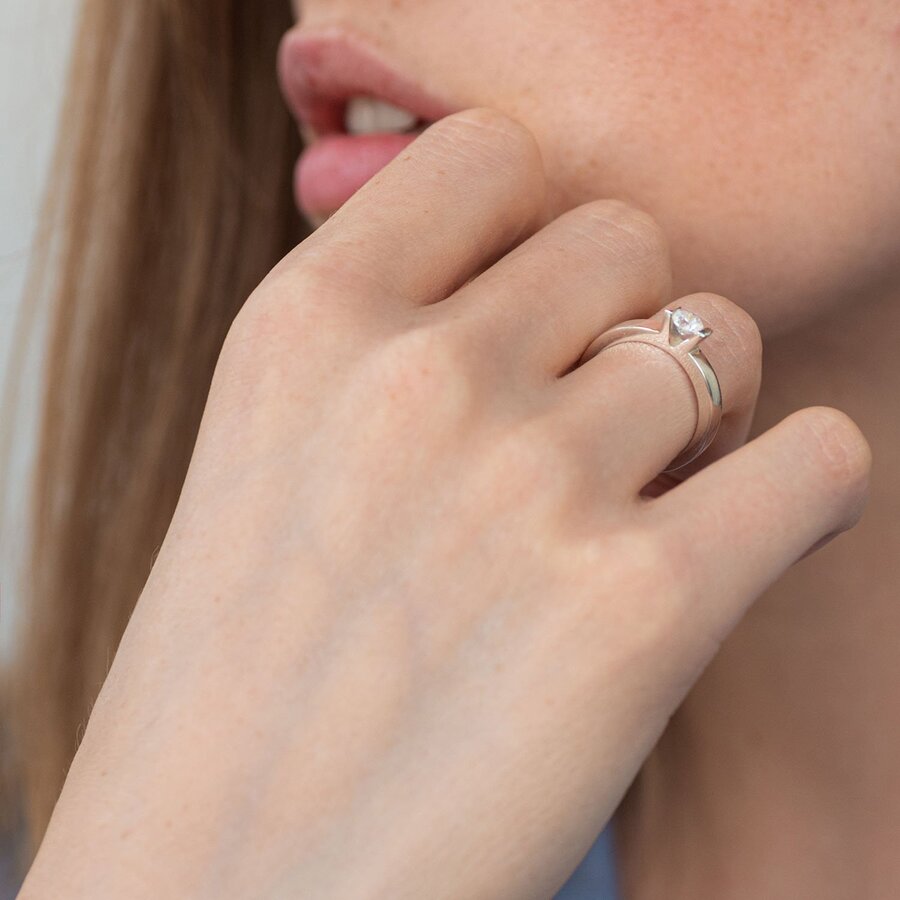 Серебряное помолвочное кольцо с фианитом 111925