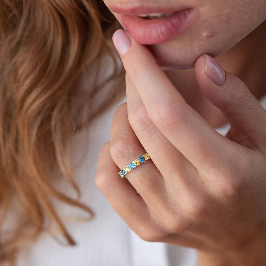 Серебряное кольцо с дорожкой голубых и желтых камней 112664