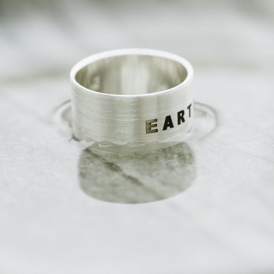 Серебряное кольцо с гравировкой "Earth" 112143earth