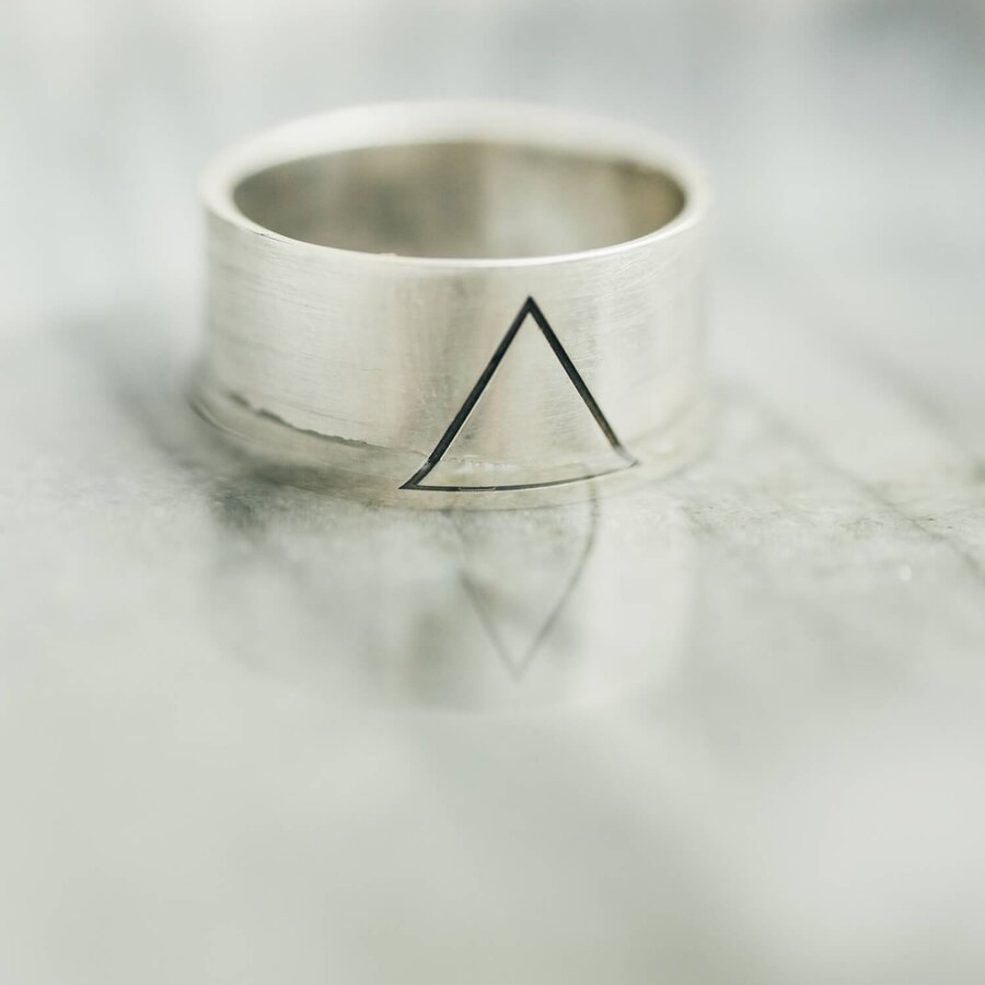 Серебряное кольцо с гравировкой "Треугольник" 112143тр