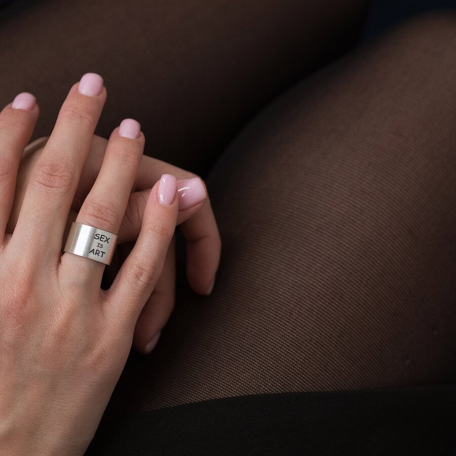 Серебряное кольцо с гравировкой "Sex is art" 112143арт