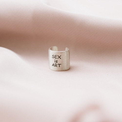 Срібна сережка-каффа "Sex is art" (матова) 122703s
