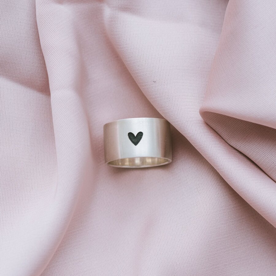Серебряное кольцо с гравировкой "Сердце" 112143сер