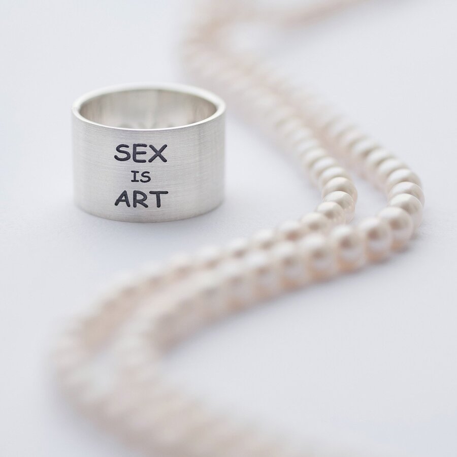Срібна каблучка з гравіруванням "Sex is art" 112143арт