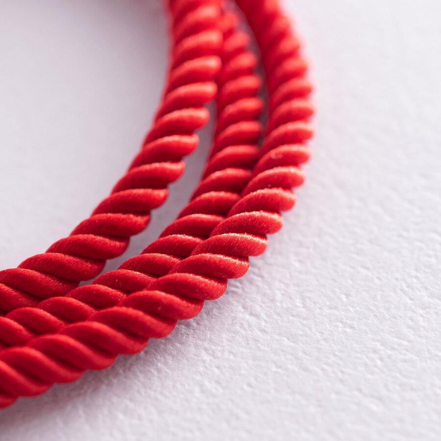 Шелковый красный шнурок "Спаси и сохрани" с серебряной застежкой (3мм) 18434