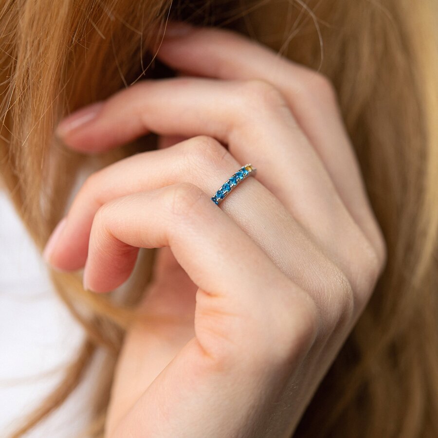 Серебряное кольцо с дорожкой голубых и желтых камней 8152