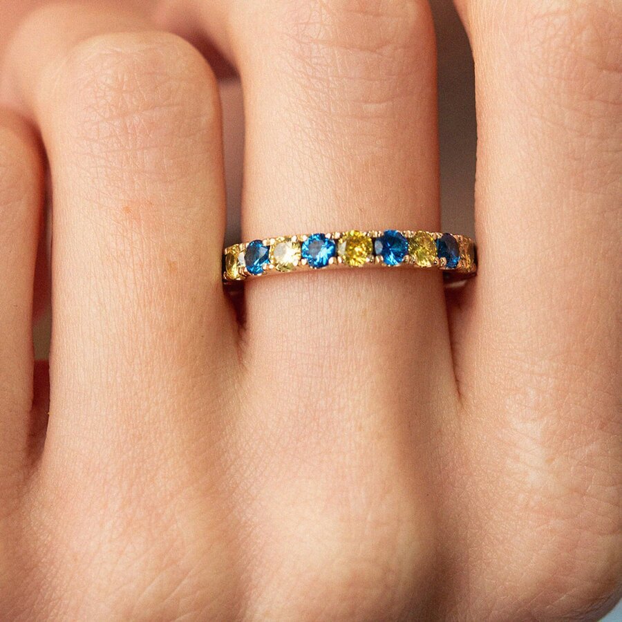 Кольцо с дорожкой голубых и желтых камней (желтое золото) к07106 14.5