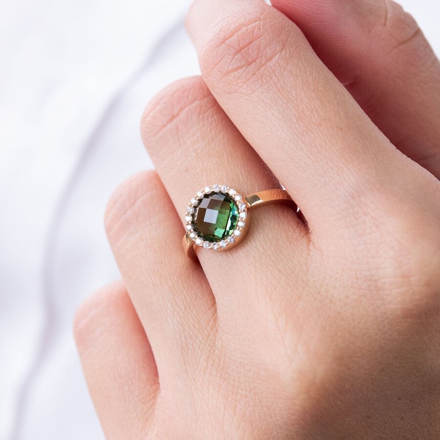 Золотое кольцо с зеленым и белыми фианитами к06829