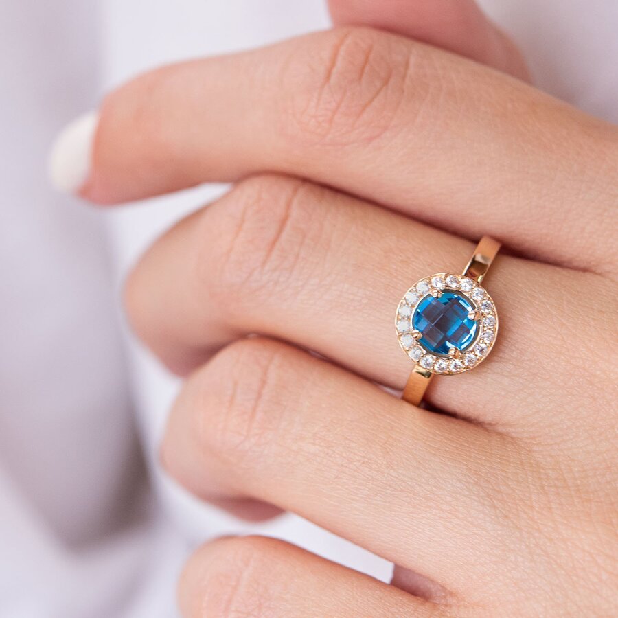 Золотое кольцо с голубым и белыми фианитами к06841