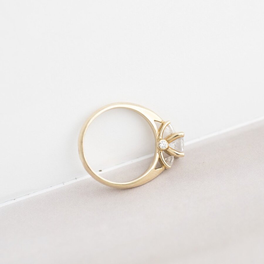 Золотое помолвочное кольцо с фианитами к05886