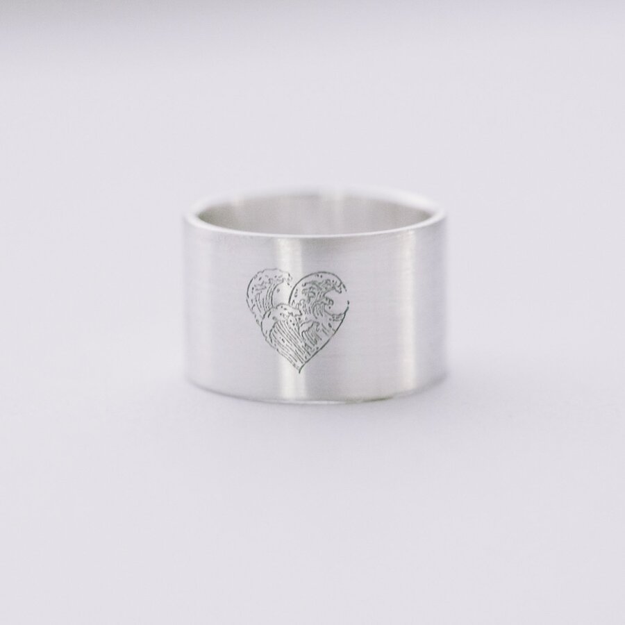 Серебряное кольцо с гравировкой "Волны" 112143л