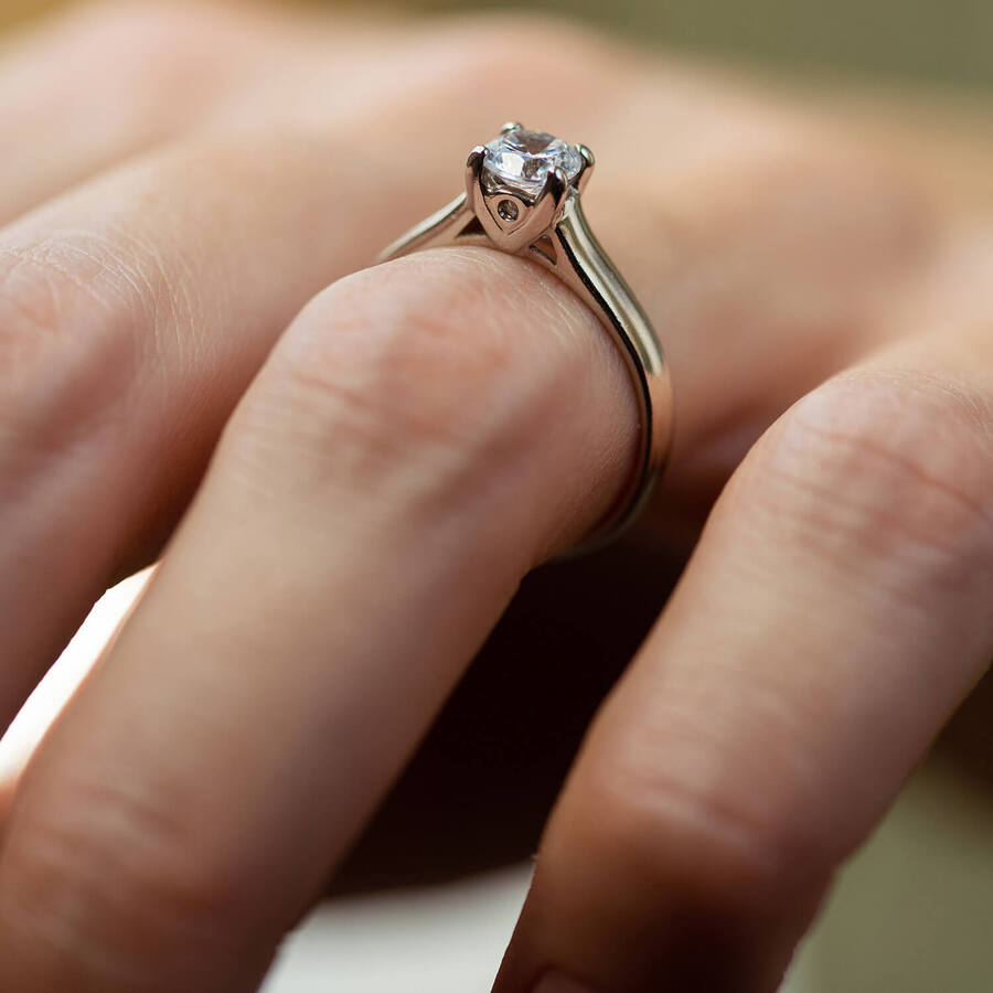 Серебряное помолвочное кольцо с фианитом 112214